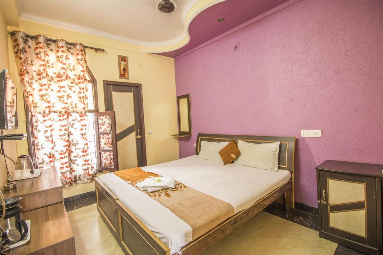 Hotel Bajaj Inn Дехрадун Экстерьер фото