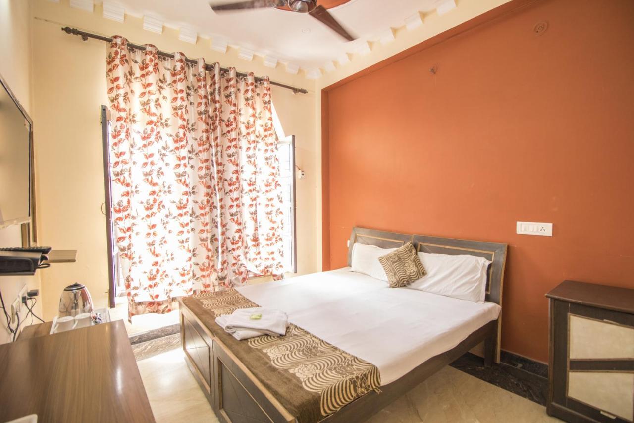 Hotel Bajaj Inn Дехрадун Экстерьер фото