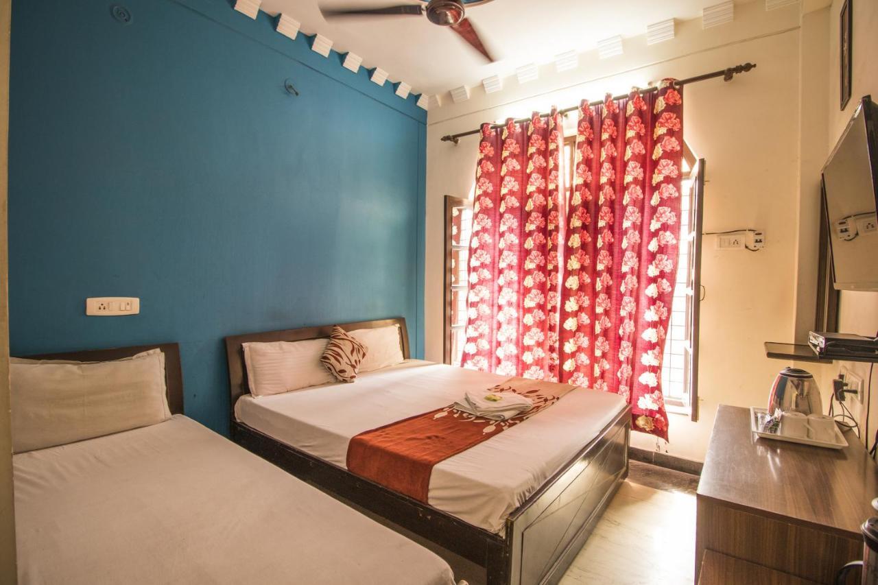 Hotel Bajaj Inn Дехрадун Экстерьер фото