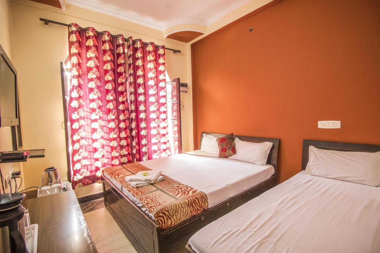 Hotel Bajaj Inn Дехрадун Экстерьер фото
